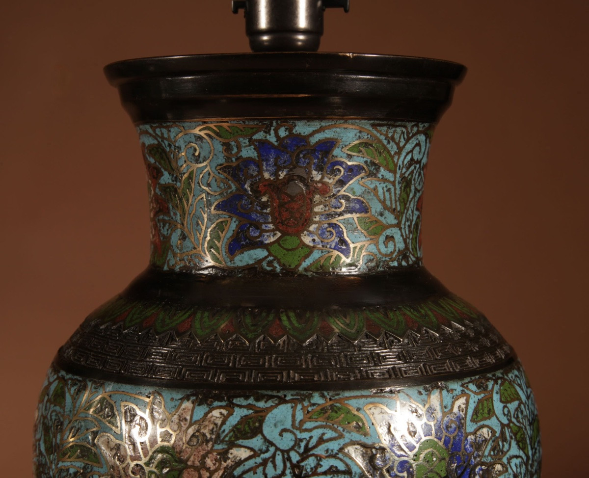 Paire de grandes lampes de table japonaises décoratives en bronze champlevé.-photo-1