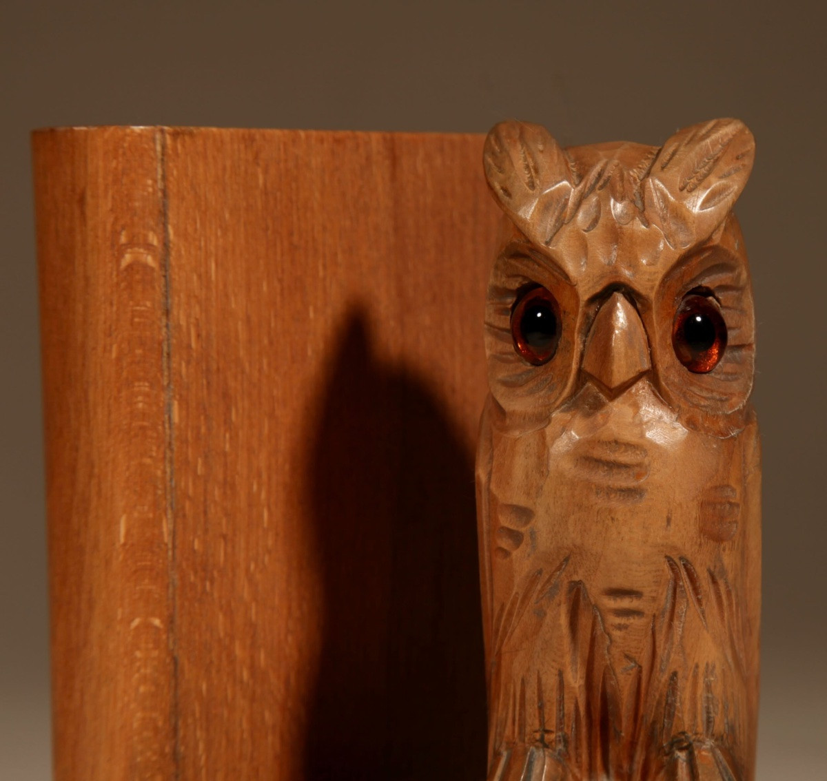 Art Deco Paire de serre-livres amusants en forme de hibou sculpté, Forêt-Noire, vers 1920-photo-3