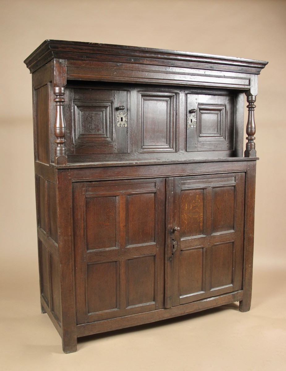 armoire-presse galloise en chêne, vers 1620/50.