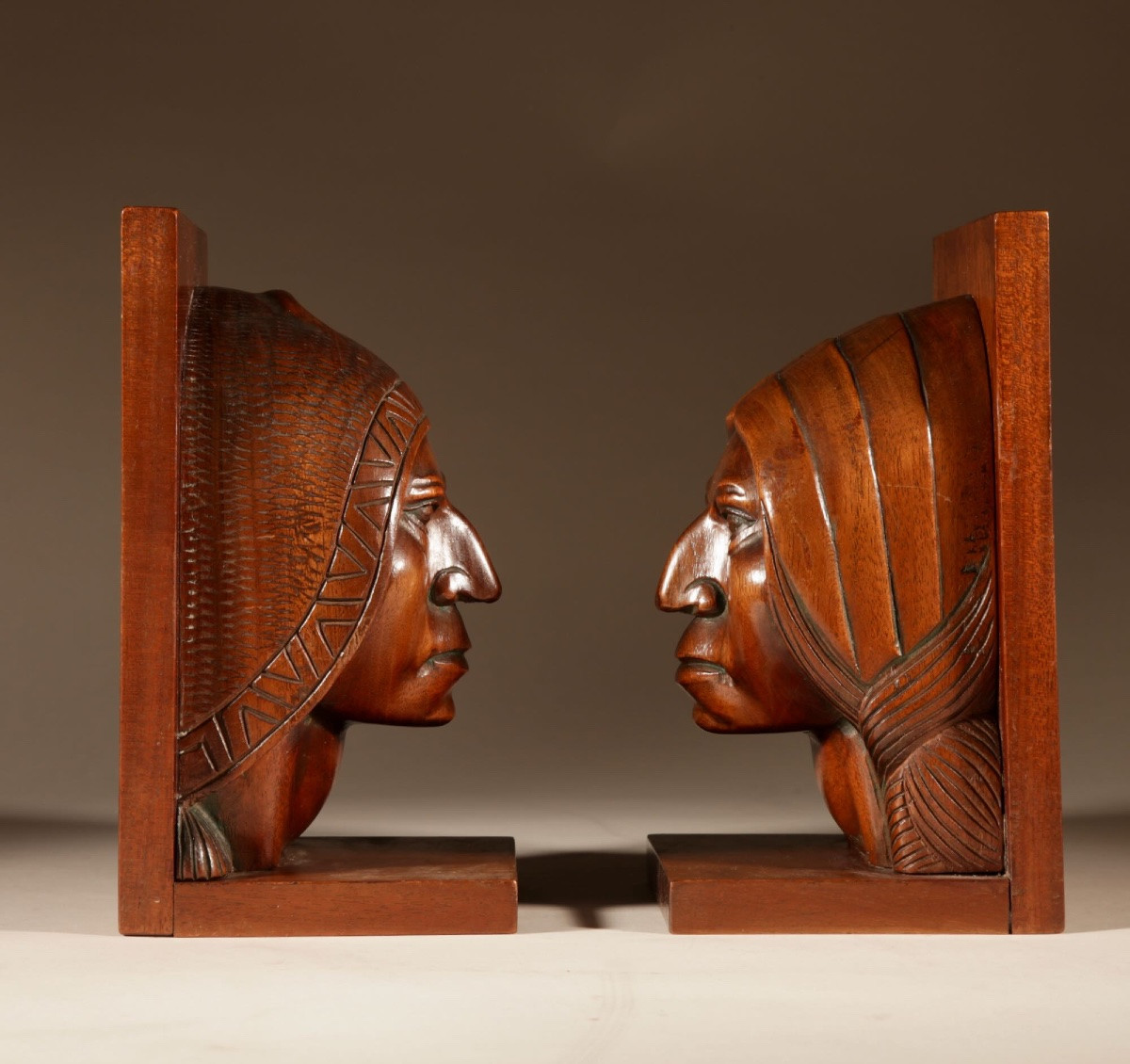 Paire de serre-livres sculptés Art Déco en bois dur, signés V. Ramirez, Bolivie, vers 1920-1940-photo-1