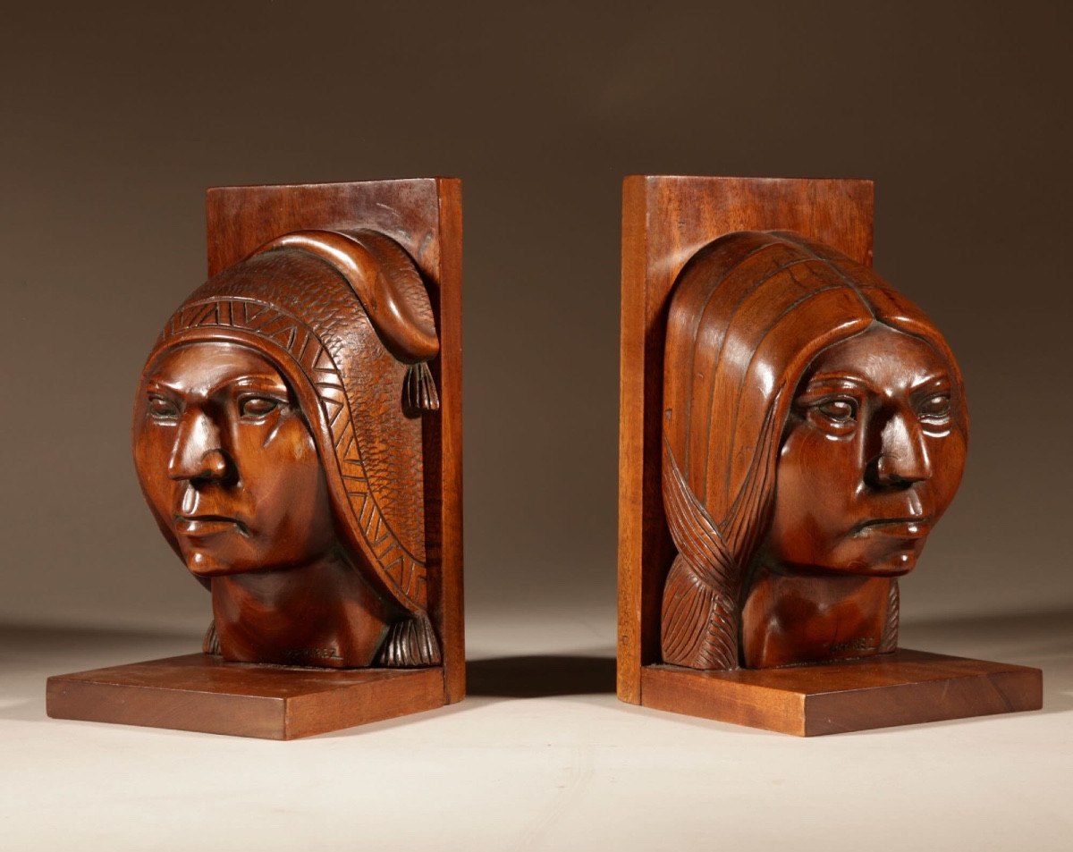 Paire de serre-livres sculptés Art Déco en bois dur, signés V. Ramirez, Bolivie, vers 1920-1940