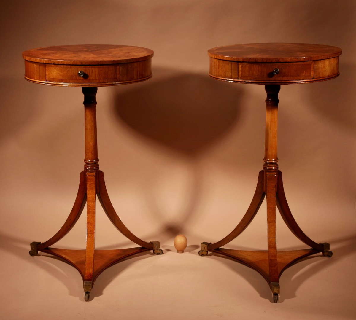 Paire de guéridons/tables d'appoint en acajou blond, style édouardien (1901-1910). -photo-2