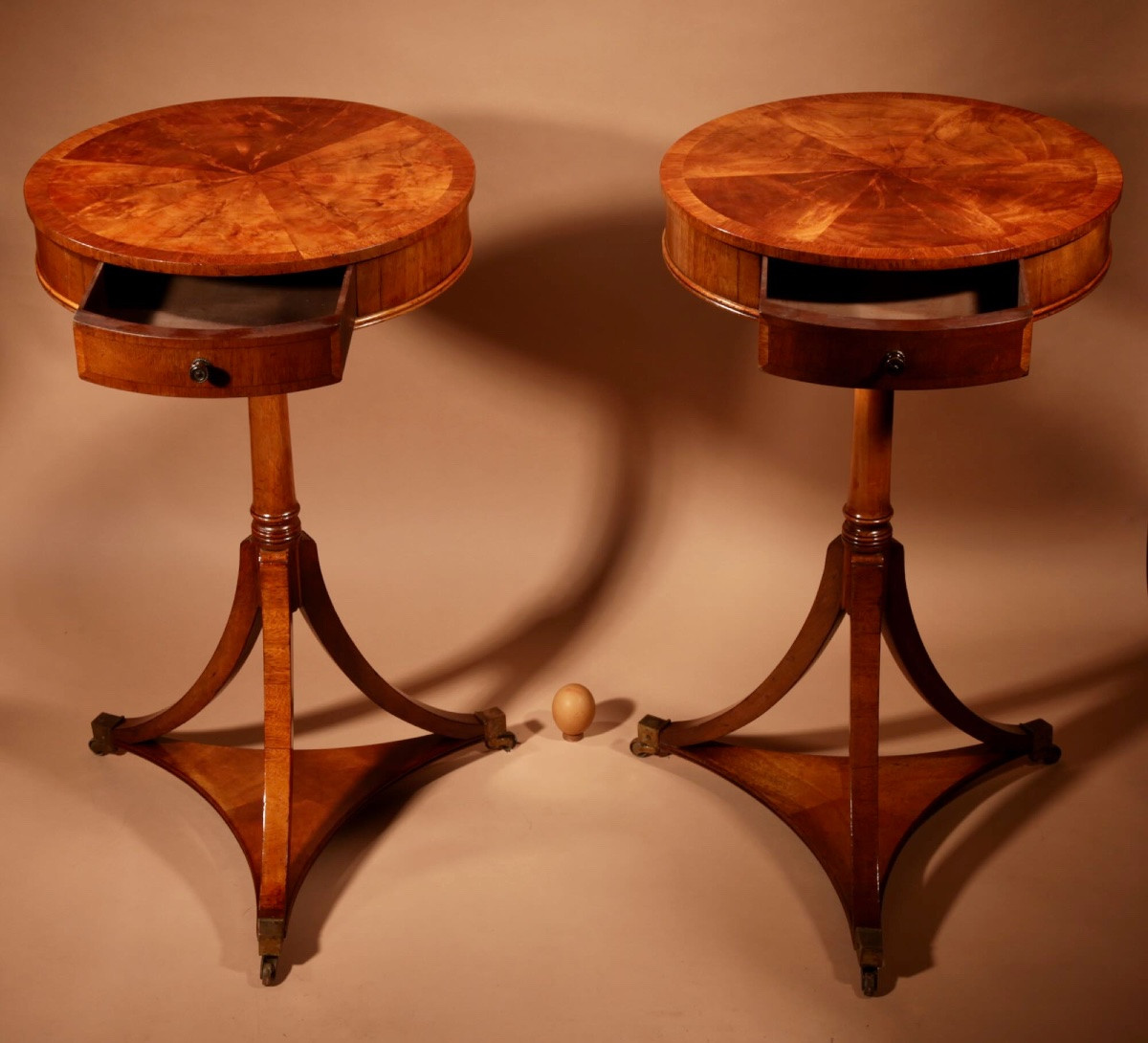 Paire de guéridons/tables d'appoint en acajou blond, style édouardien (1901-1910). -photo-3