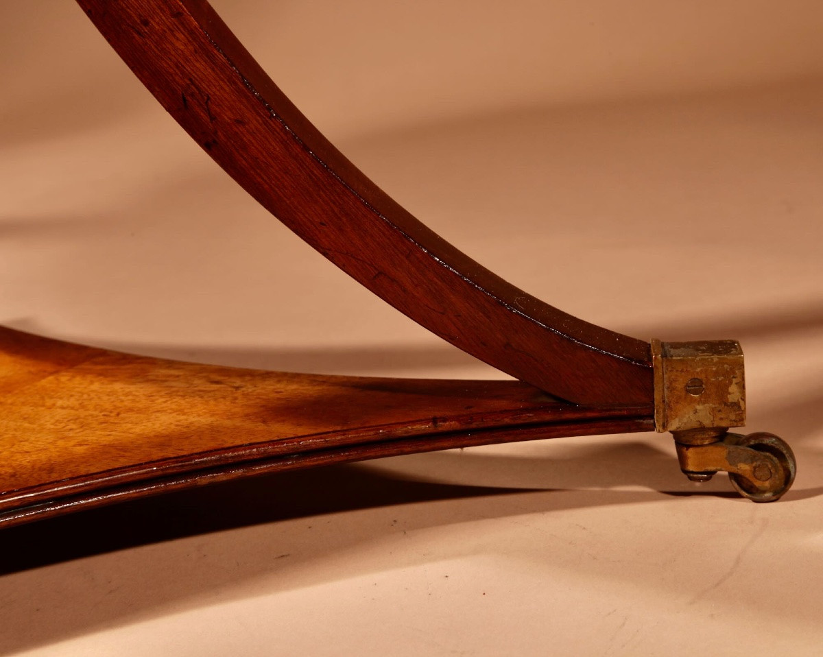 Paire de guéridons/tables d'appoint en acajou blond, style édouardien (1901-1910). -photo-2