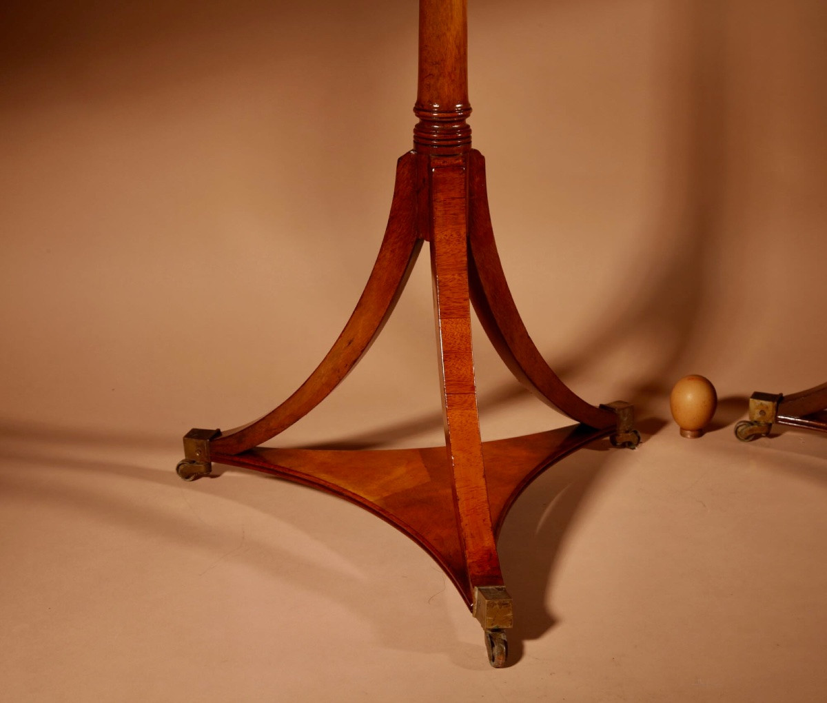 Paire de guéridons/tables d'appoint en acajou blond, style édouardien (1901-1910). -photo-4