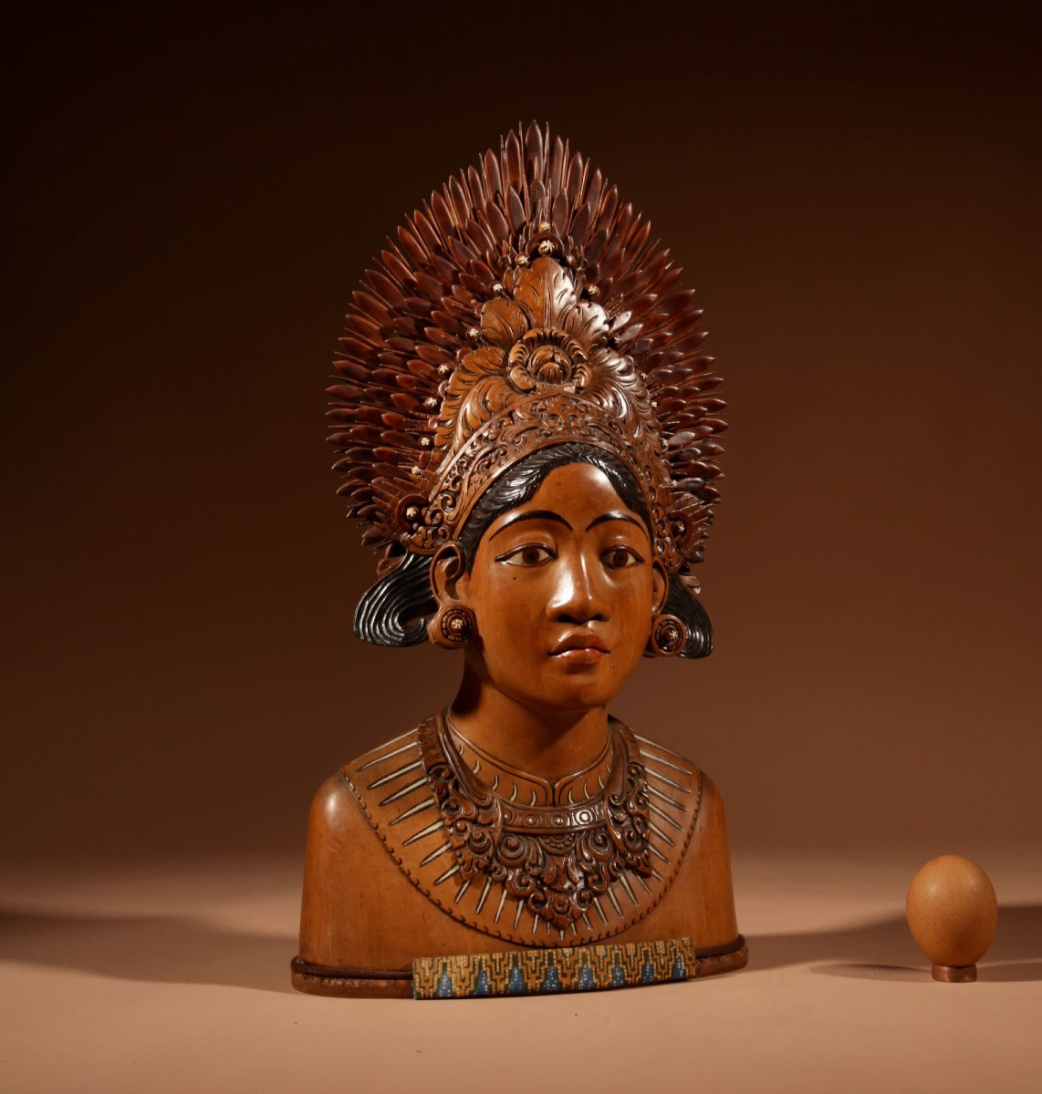 Grande sculpture de haute qualité, sculptée et peinte, représentant une danseuse Janger indonés-photo-2