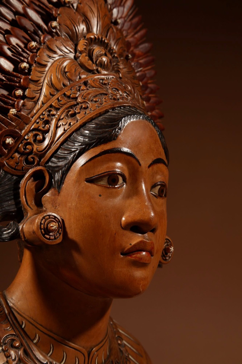 Grande sculpture de haute qualité, sculptée et peinte, représentant une danseuse Janger indonés-photo-4