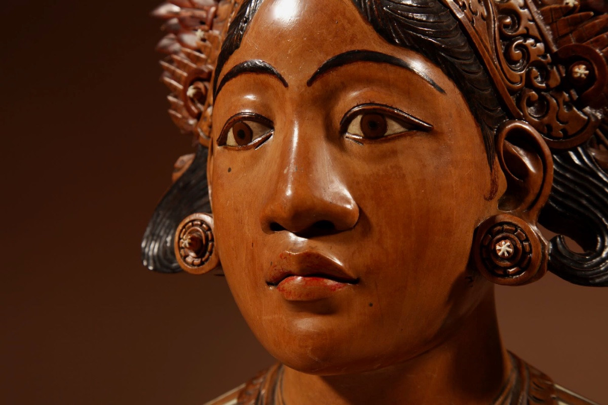 Grande sculpture de haute qualité, sculptée et peinte, représentant une danseuse Janger indonés-photo-6