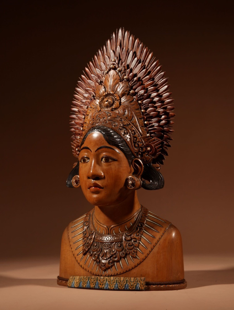 Grande sculpture de haute qualité, sculptée et peinte, représentant une danseuse Janger indonés-photo-8