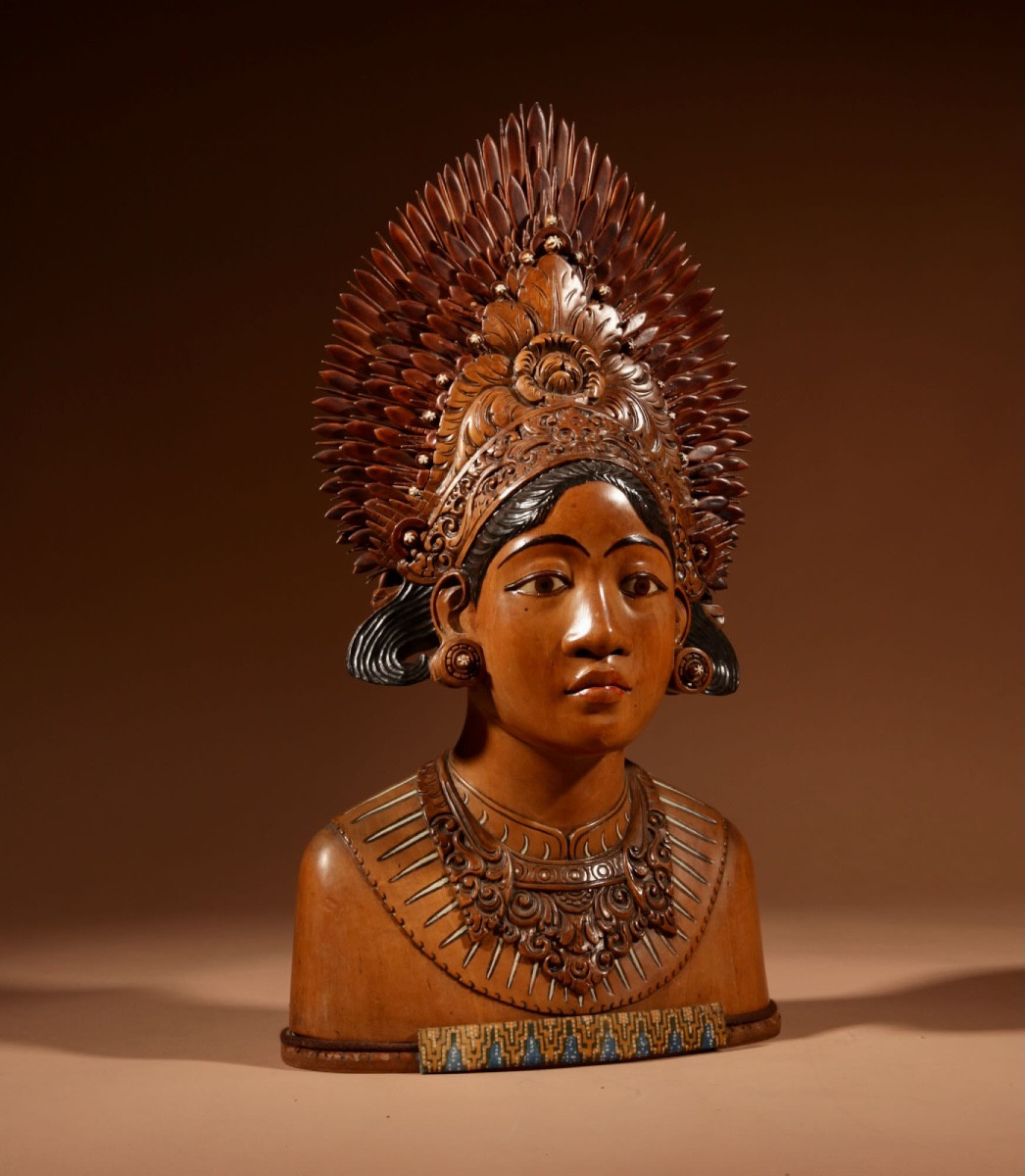 Grande sculpture de haute qualité, sculptée et peinte, représentant une danseuse Janger indonés