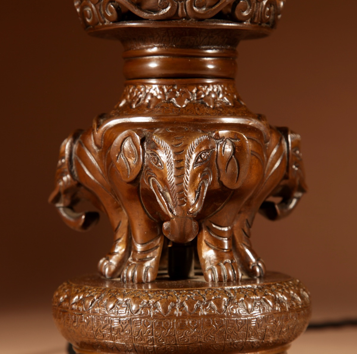 Lampe de table japonaise originale en bronze, ornée d'éléphants, époque Meiji (1868-1912).-photo-2