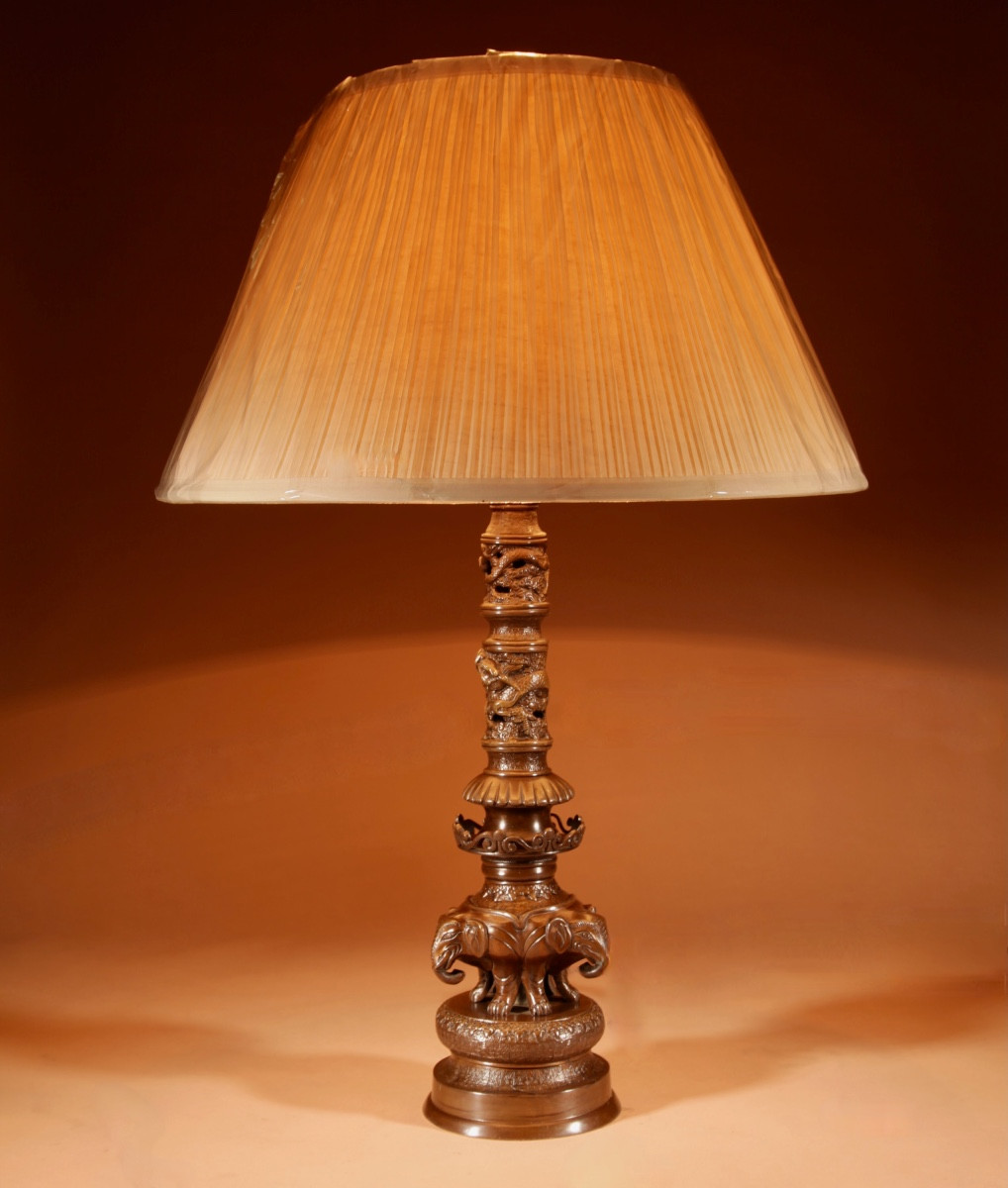 Lampe de table japonaise originale en bronze, ornée d'éléphants, époque Meiji (1868-1912).