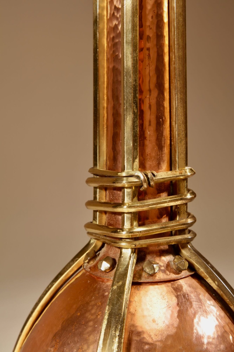 Paire de bougeoirs Art Nouveau/Art Déco, école néerlandaise, en cuivre et laiton, signés.-photo-7