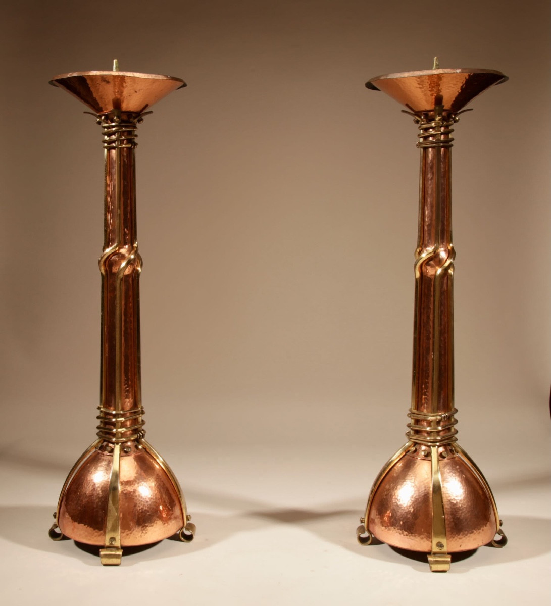 Paire de bougeoirs Art Nouveau/Art Déco, école néerlandaise, en cuivre et laiton, signés.