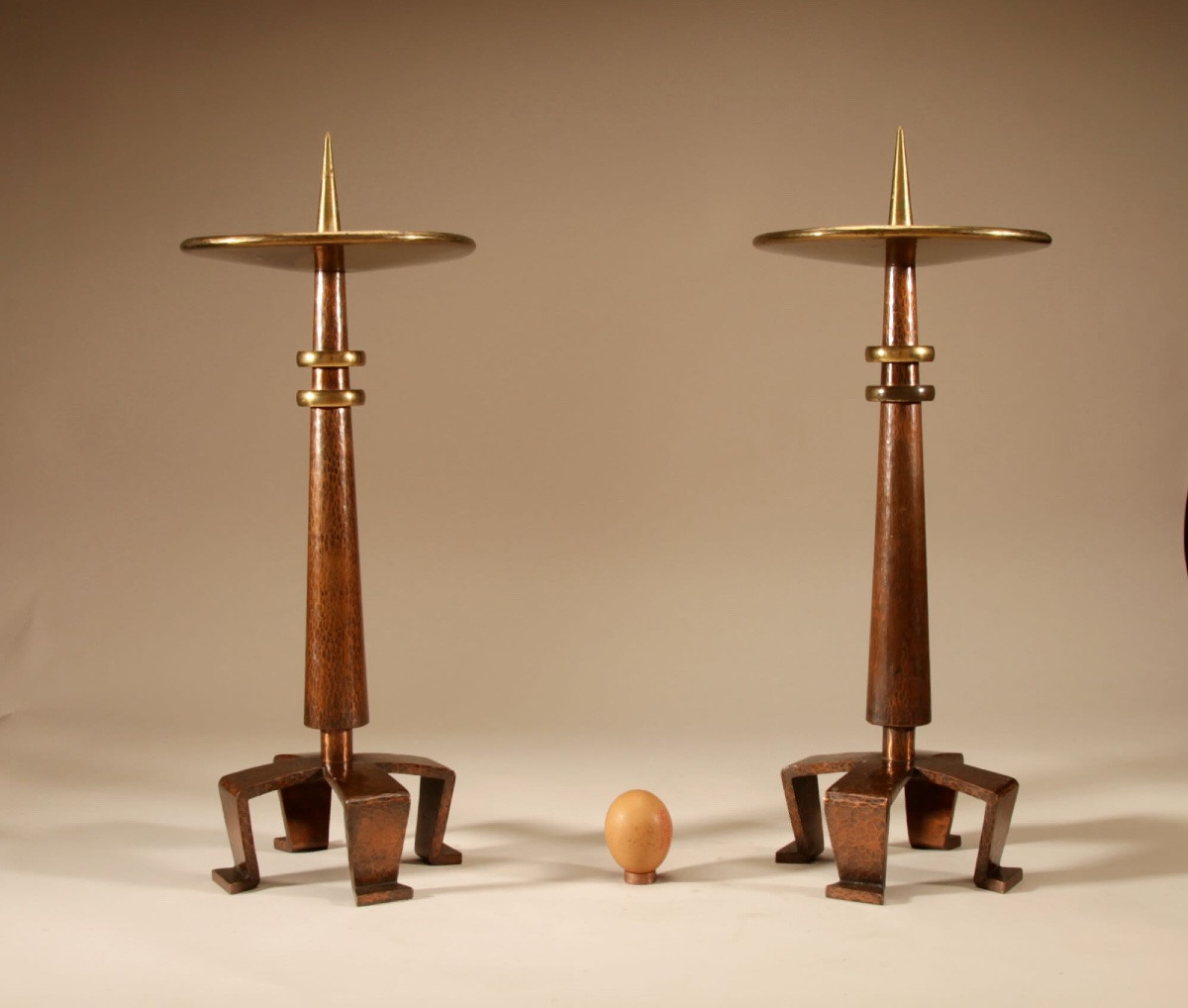 Paire de grands chandeliers à picots en cuivre et laiton, style Art nouveau/Art déco, école hol-photo-2