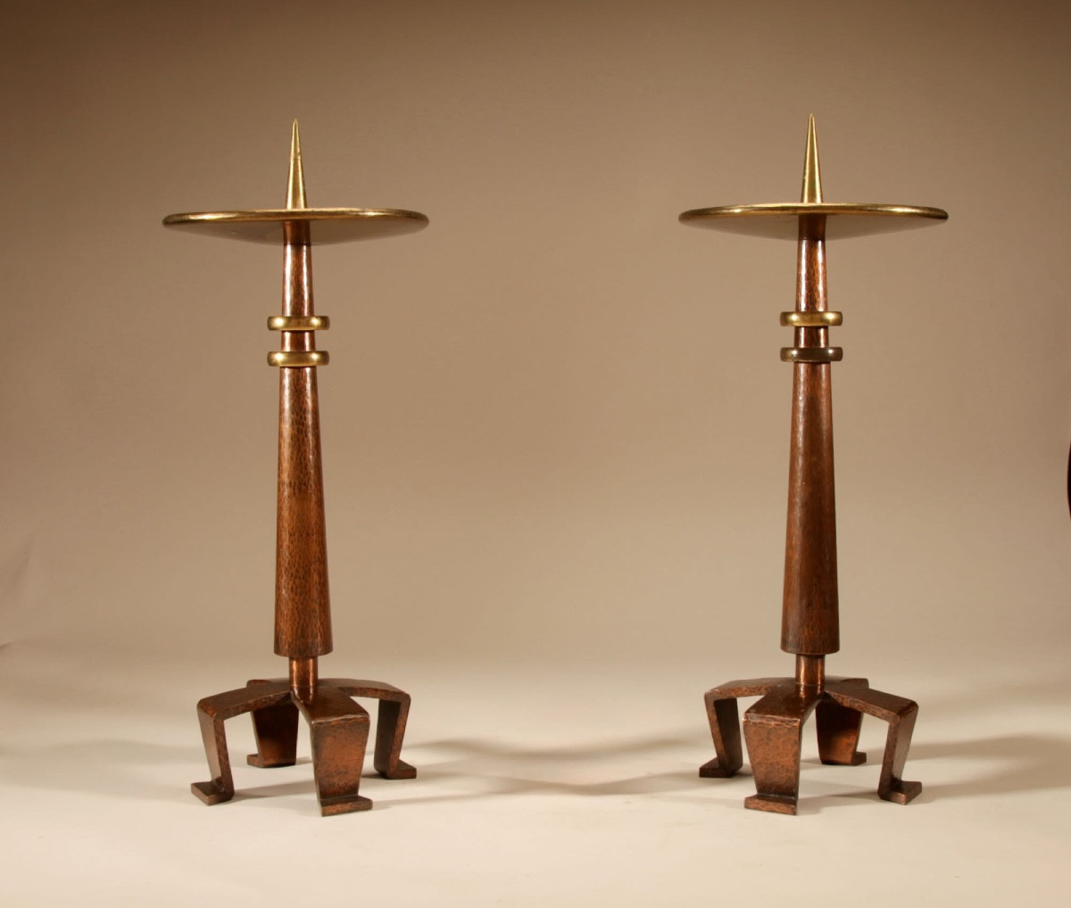 Paire de grands chandeliers à picots en cuivre et laiton, style Art nouveau/Art déco, école hol