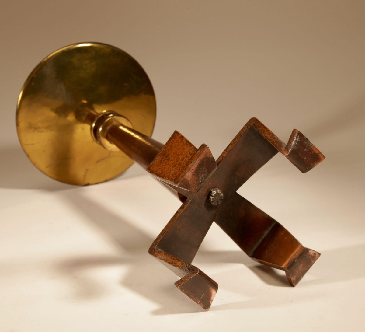  Six grands  bougeoirs à picots en cuivre et laiton, de style Art nouveau/Art déco, école -photo-2