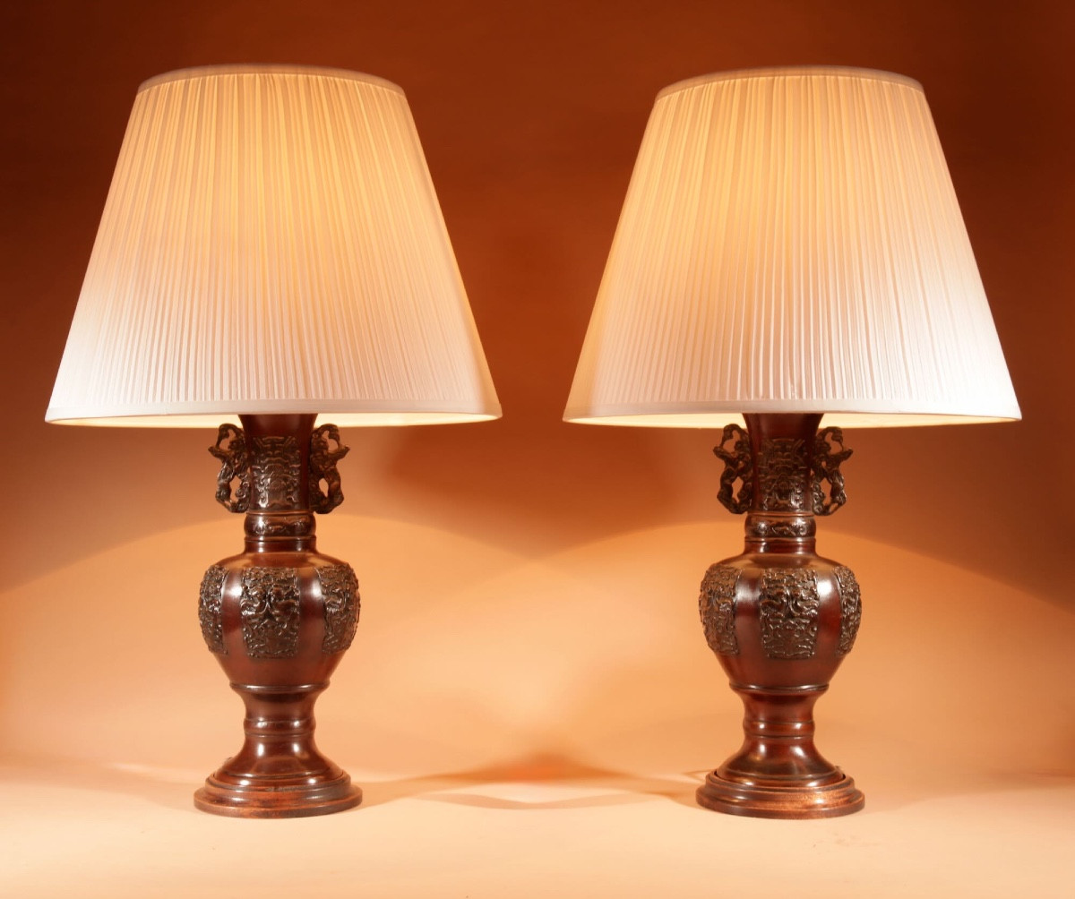 Paire de grandes lampes de table japonaises en bronze, très fines, époque Meiji (1868-1912).