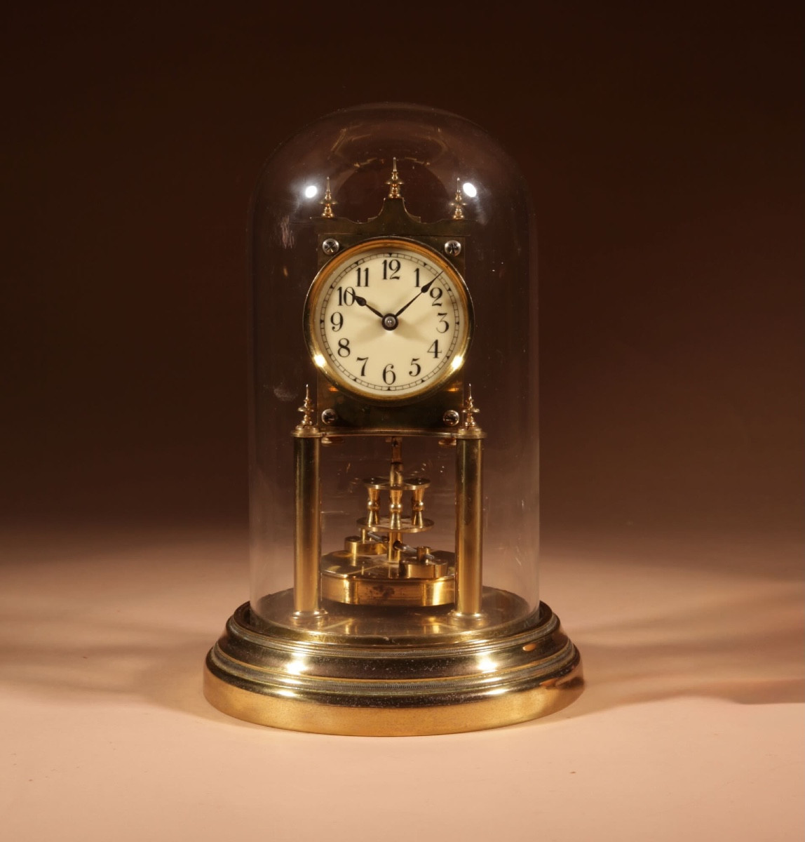 Pendule à torsion signée BHA, datant de l'année 1900. 