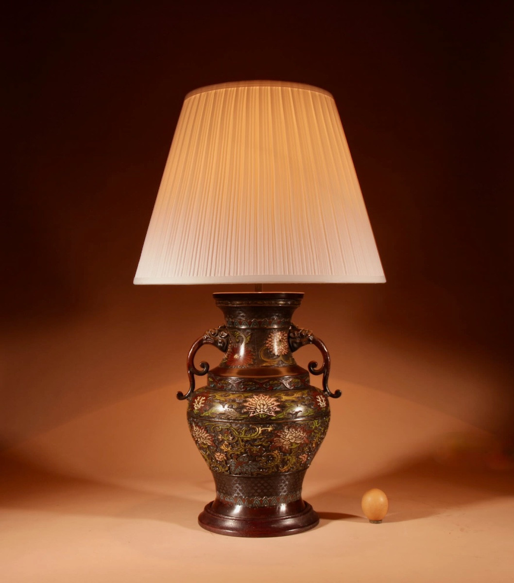 Grande et impressionnante lampe de table japonaise en bronze champlevé.-photo-2