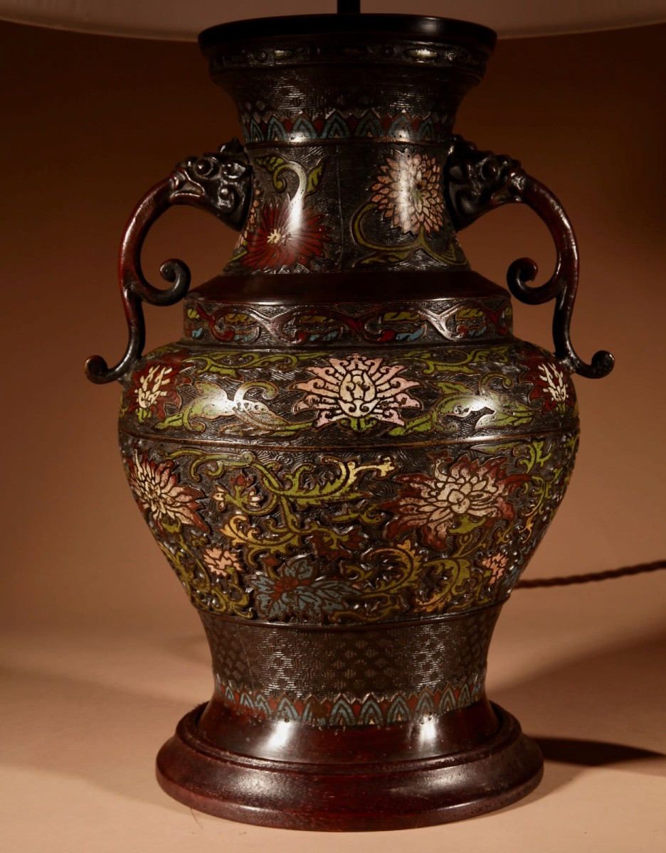 Grande et impressionnante lampe de table japonaise en bronze champlevé.-photo-3