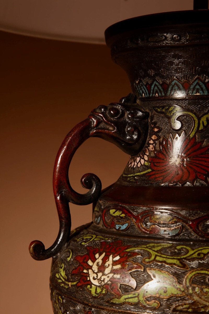 Grande et impressionnante lampe de table japonaise en bronze champlevé.-photo-1