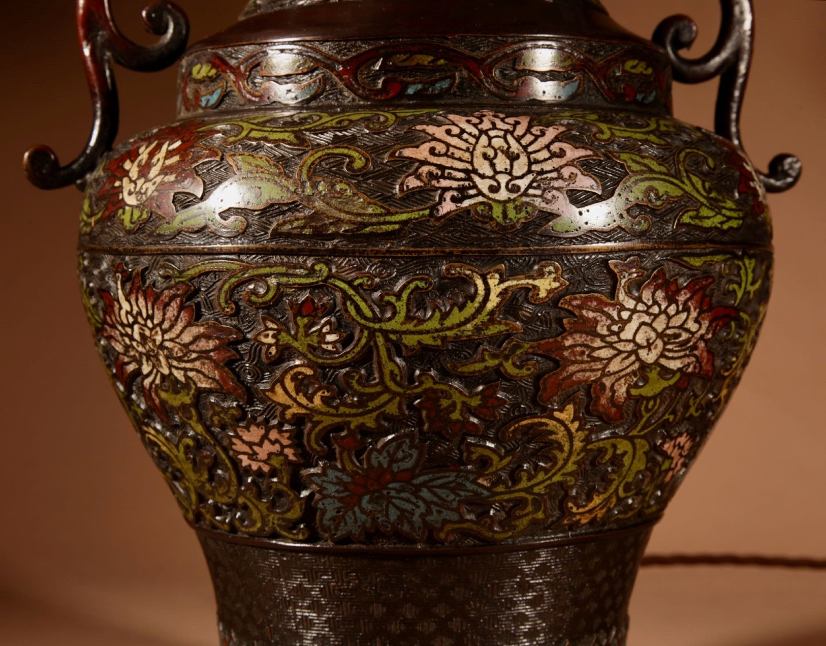 Grande et impressionnante lampe de table japonaise en bronze champlevé.-photo-3