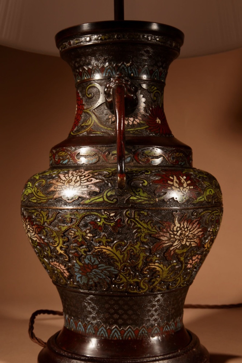 Grande et impressionnante lampe de table japonaise en bronze champlevé.-photo-5