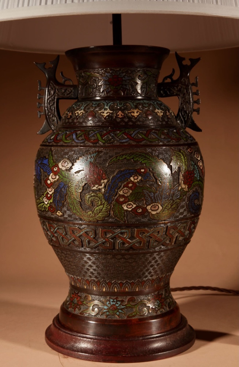 Grande et impressionnante lampe de table japonaise en bronze champlevé.-photo-3