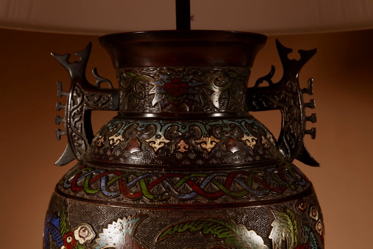 Grande et impressionnante lampe de table japonaise en bronze champlevé.-photo-1