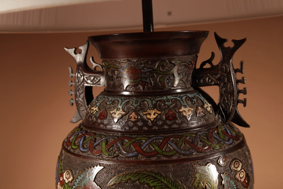 Grande et impressionnante lampe de table japonaise en bronze champlevé.-photo-4