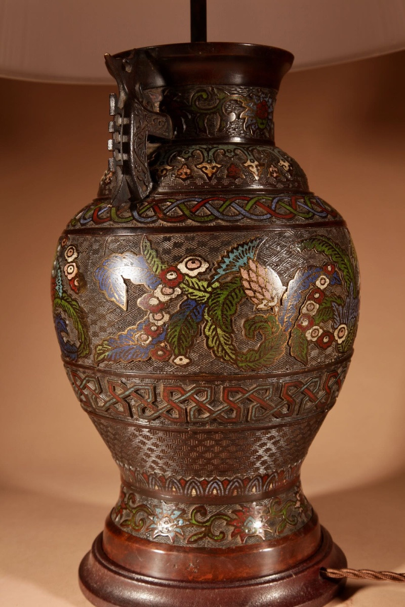 Grande et impressionnante lampe de table japonaise en bronze champlevé.-photo-7