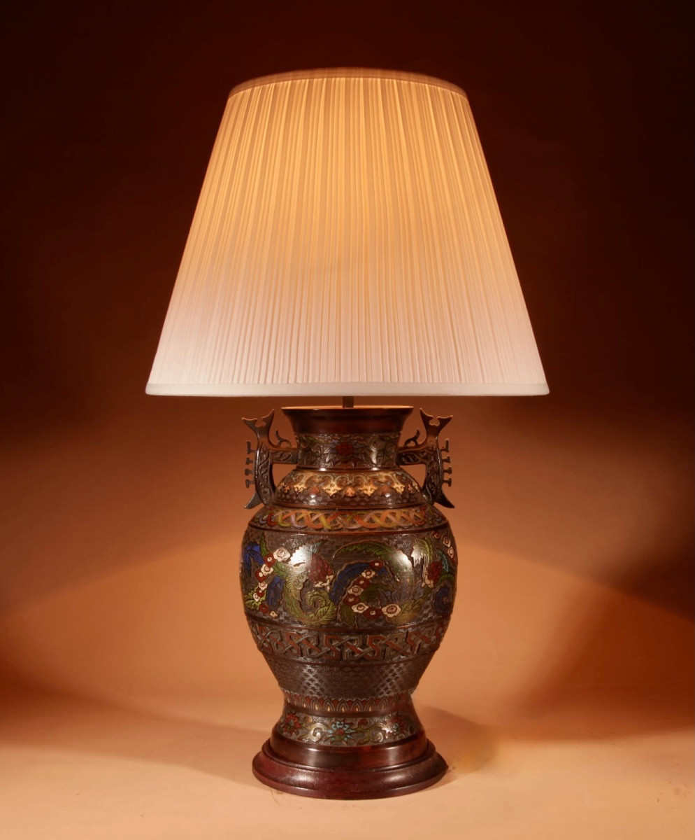 Grande et impressionnante lampe de table japonaise en bronze champlevé.