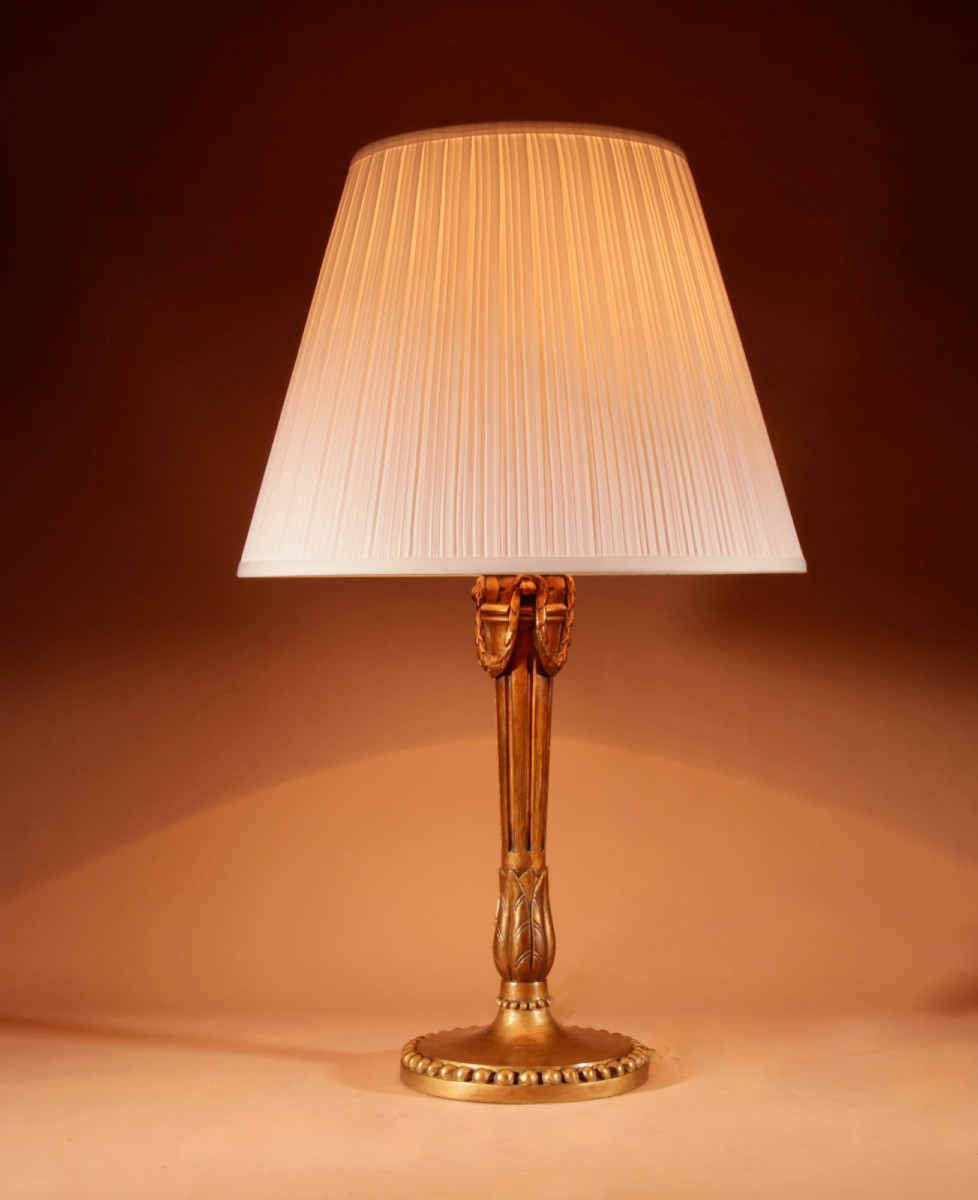 Lampe de table Louise Seize, sculptée et dorée à la feuille, vers 1920. 