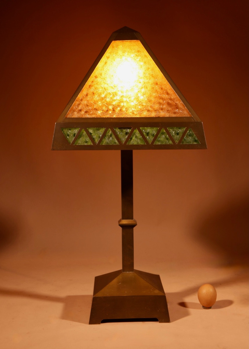  Lampe de table originale en laiton patiné et verre, vers 1900-1920. -photo-2