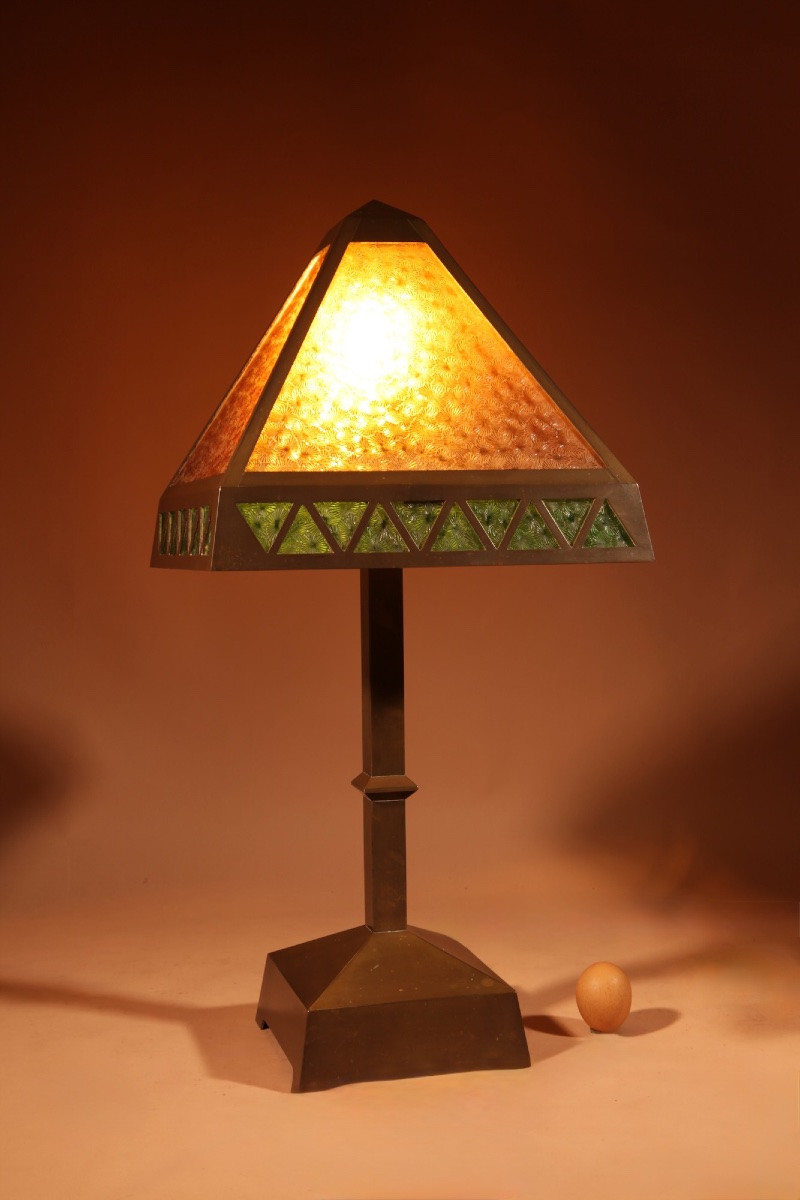  Lampe de table originale en laiton patiné et verre, vers 1900-1920. -photo-3