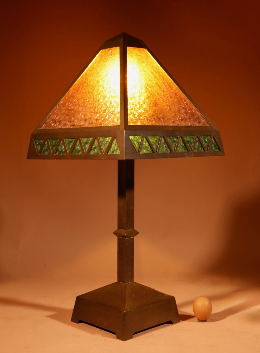  Lampe de table originale en laiton patiné et verre, vers 1900-1920. -photo-4