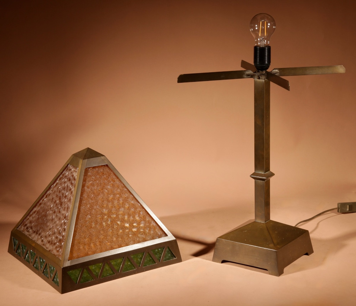  Lampe de table originale en laiton patiné et verre, vers 1900-1920. -photo-4