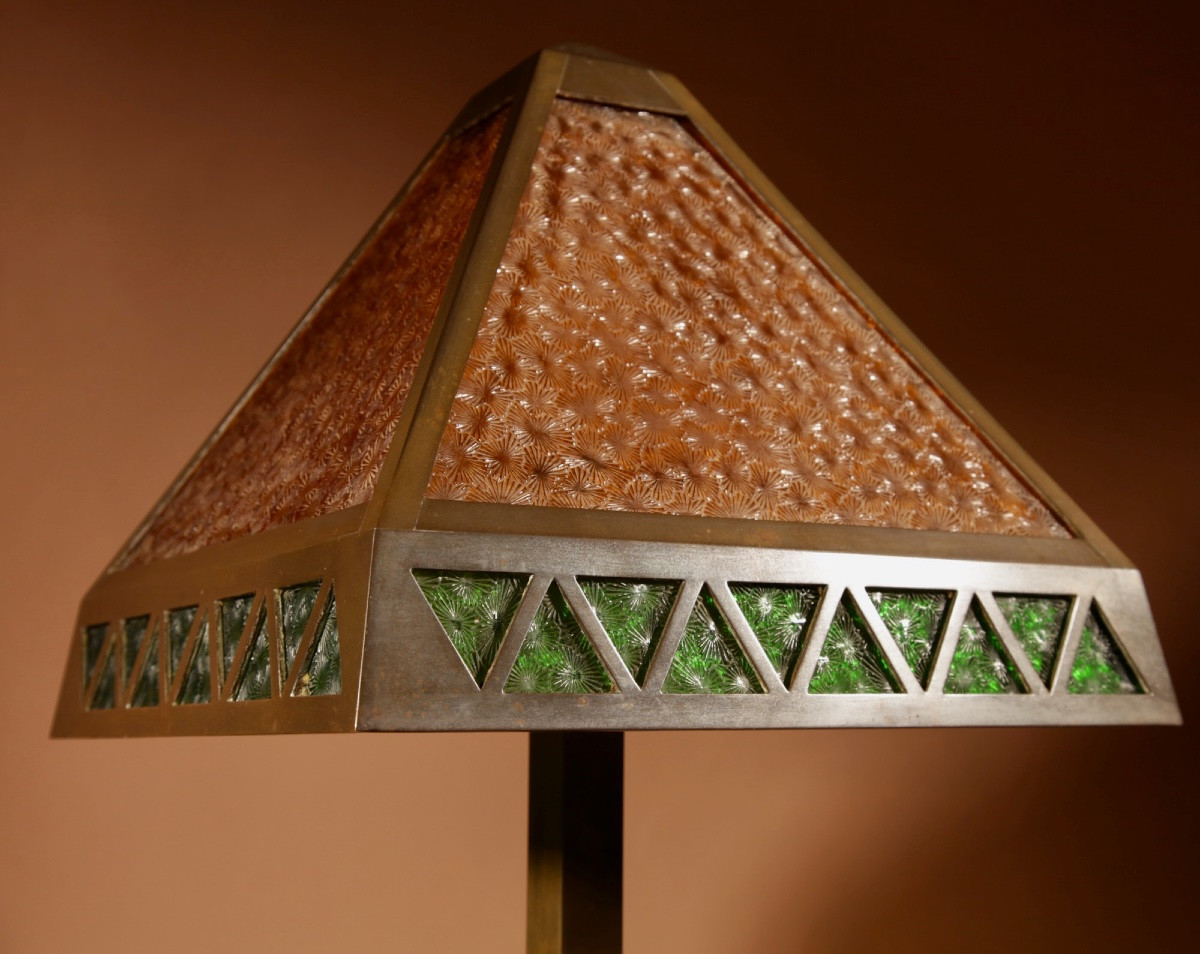  Lampe de table originale en laiton patiné et verre, vers 1900-1920. -photo-5