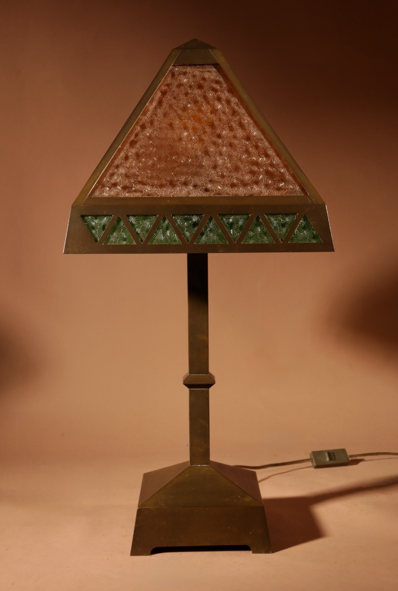  Lampe de table originale en laiton patiné et verre, vers 1900-1920. -photo-7