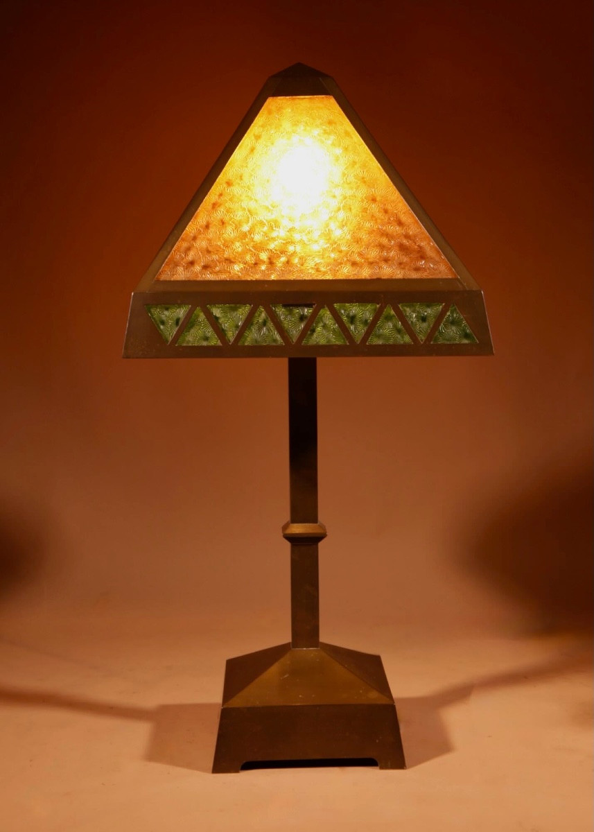  Lampe de table originale en laiton patiné et verre, vers 1900-1920. 