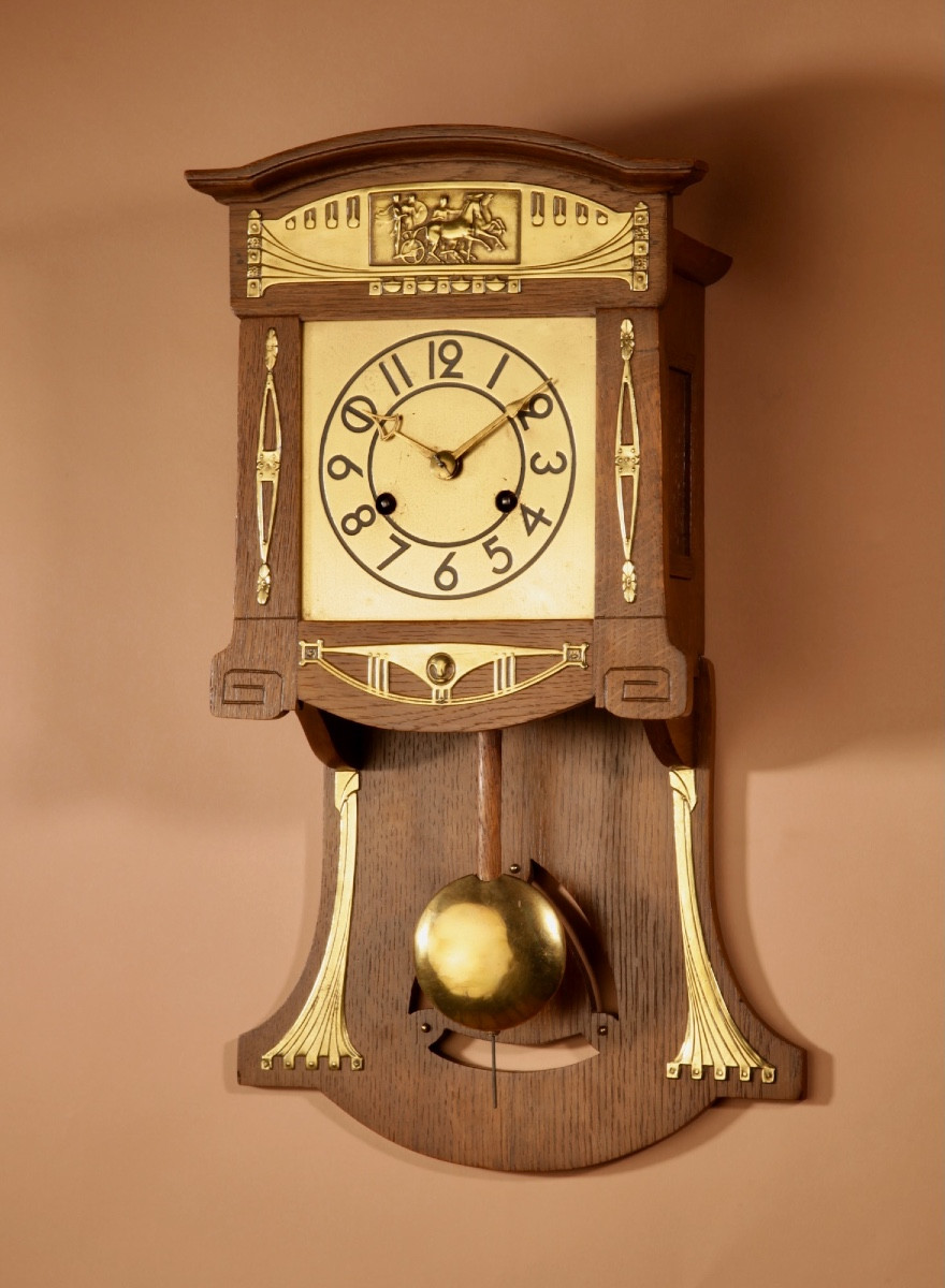 Horloge murale Art Nouveau Philipp Haas Forêt-Noire, très élégante, en chêne blond, vers 1900.