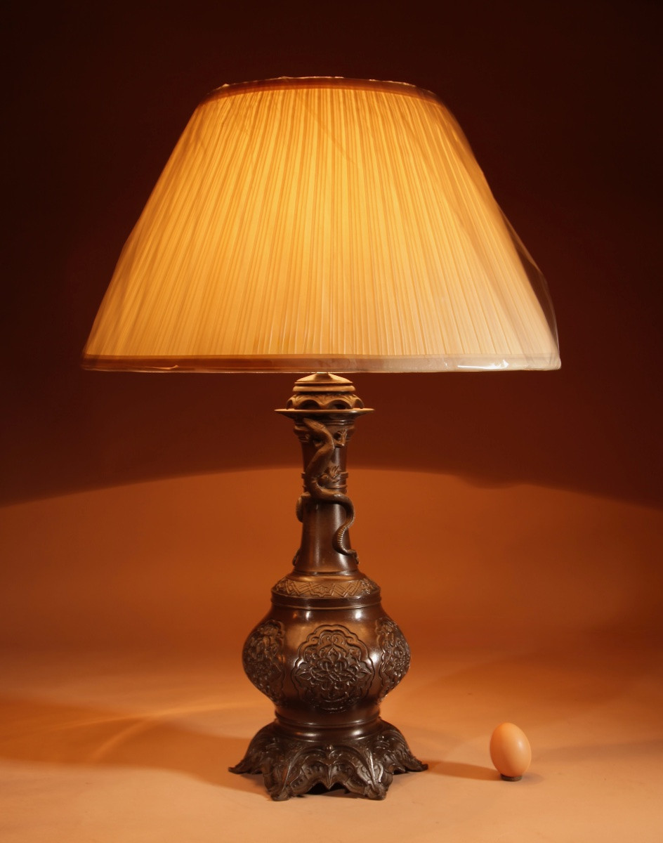 Lampe de table française originale en métal blanc patiné, de style chinois.-photo-2