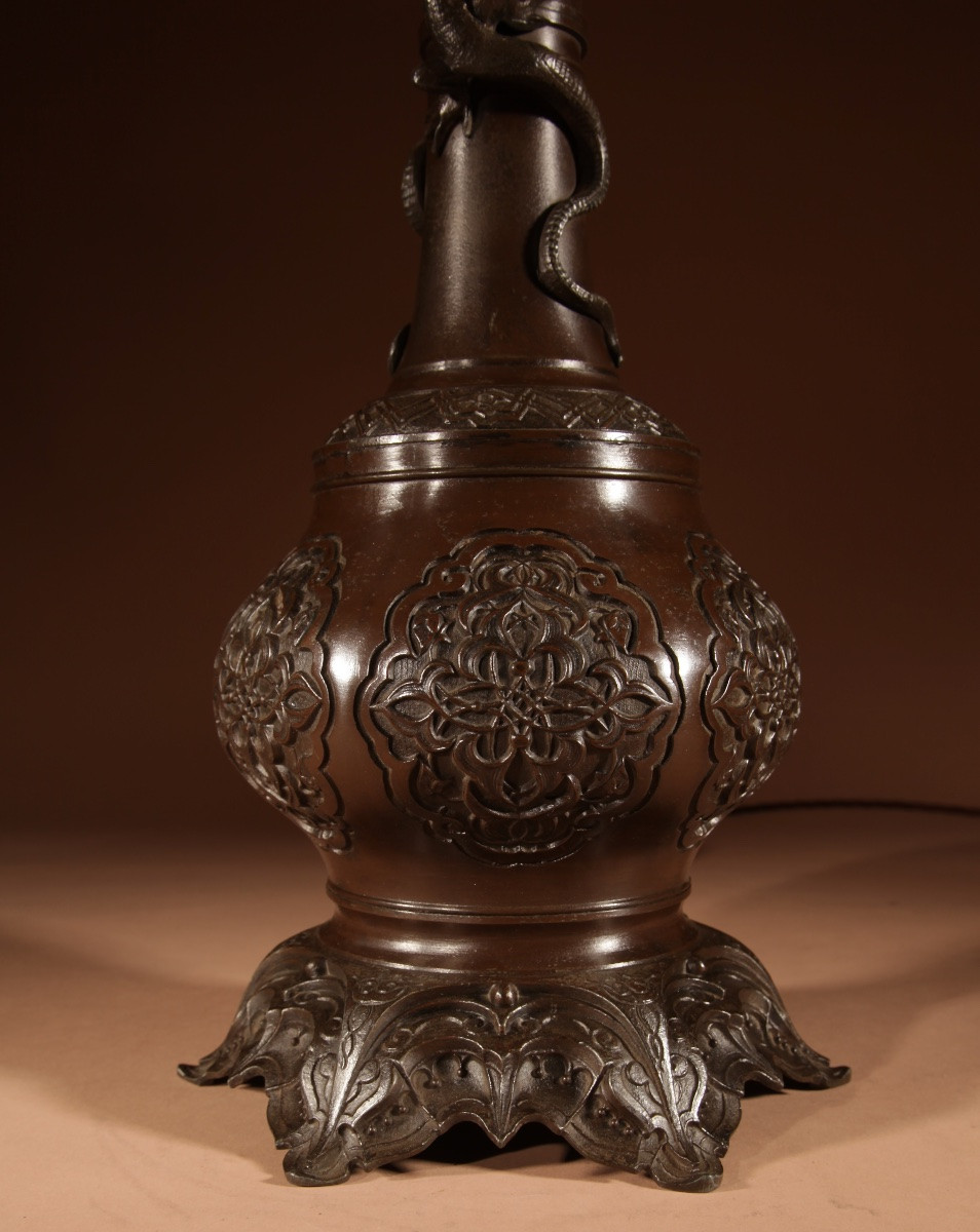 Lampe de table française originale en métal blanc patiné, de style chinois.-photo-3