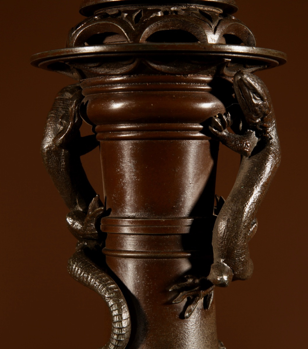 Lampe de table française originale en métal blanc patiné, de style chinois.-photo-1