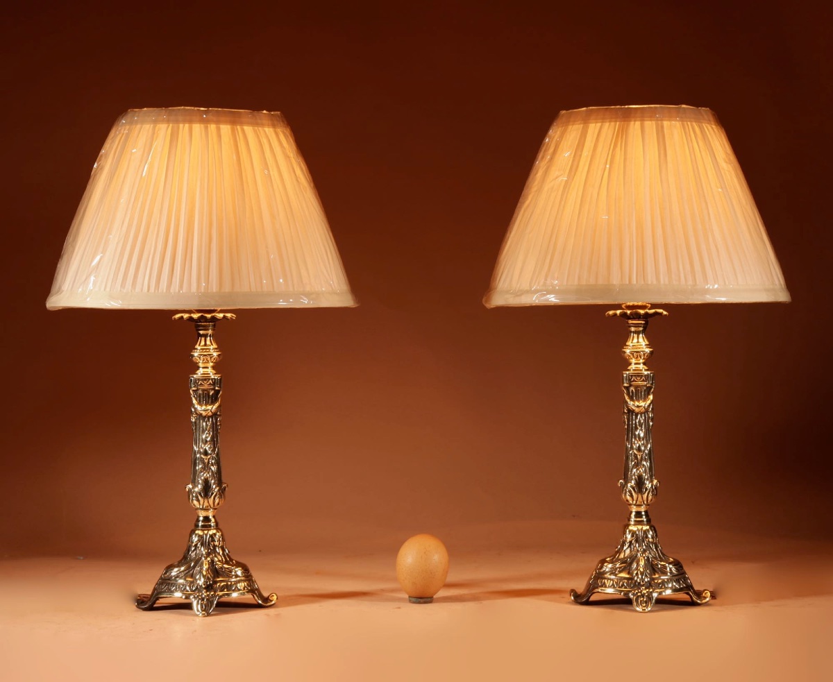  Paire de petites lampes de table en laiton coulé, de style Louis XVI, vers 1900-1920-photo-2