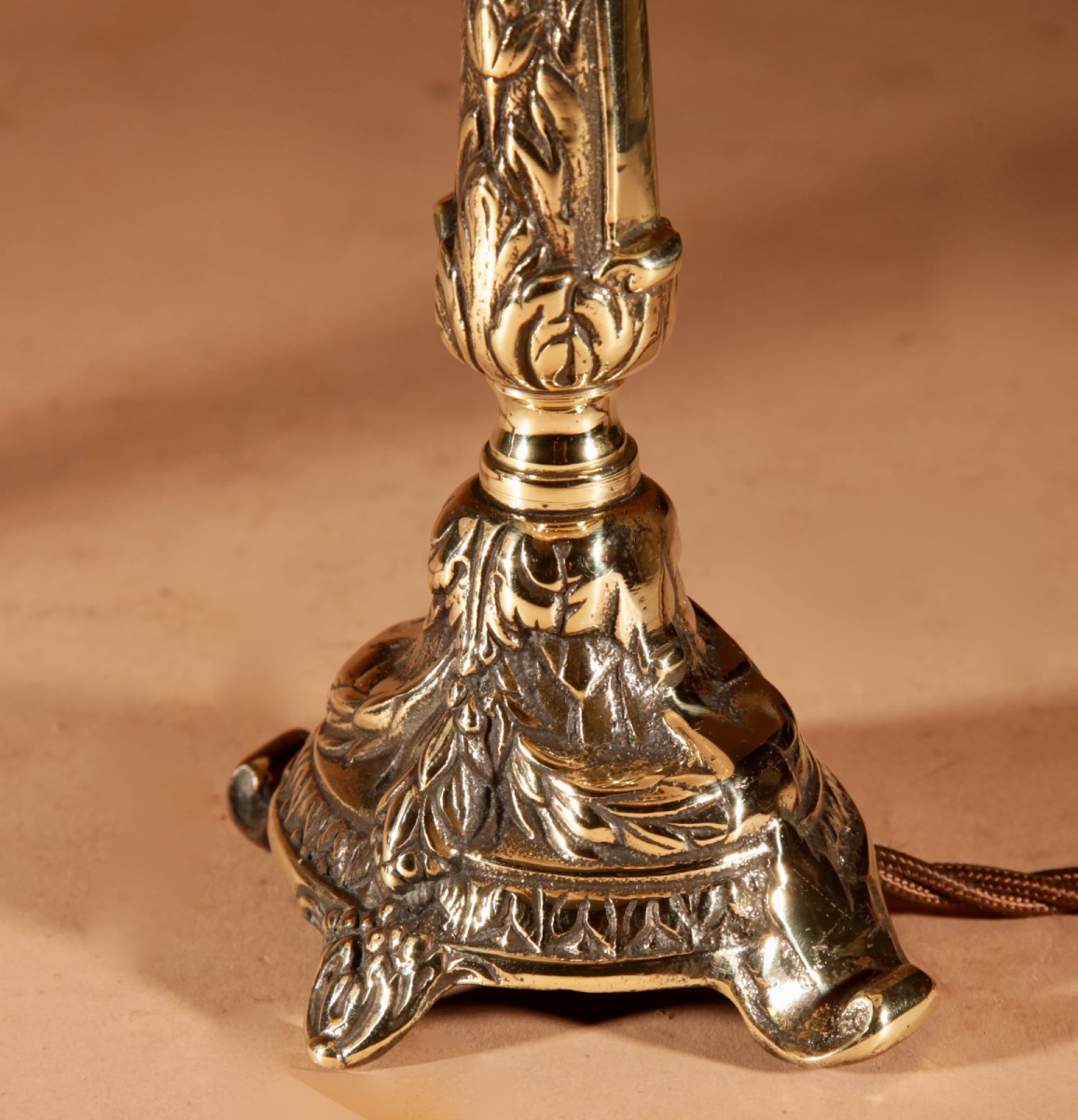  Paire de petites lampes de table en laiton coulé, de style Louis XVI, vers 1900-1920-photo-1