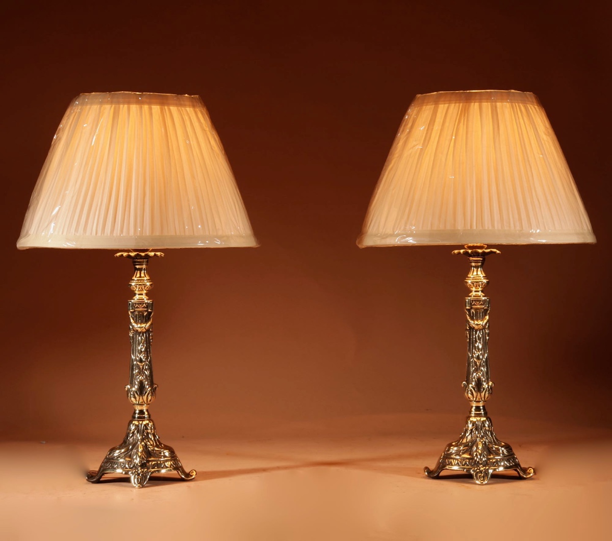  Paire de petites lampes de table en laiton coulé, de style Louis XVI, vers 1900-1920