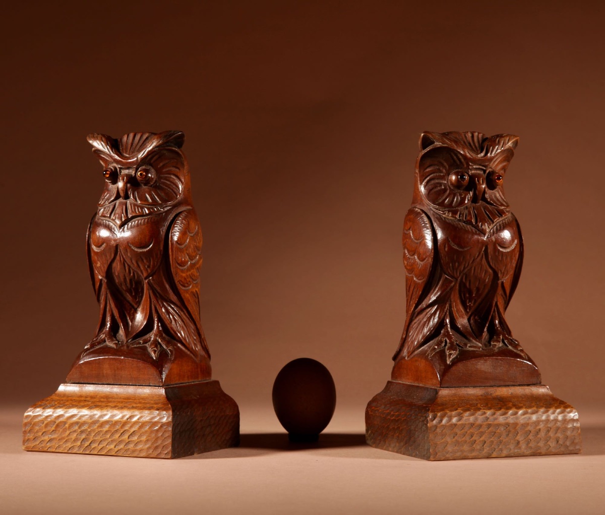 Paire de serre-livres en bois sculpté, représentant des hiboux, de grande taille et d'une forme-photo-2