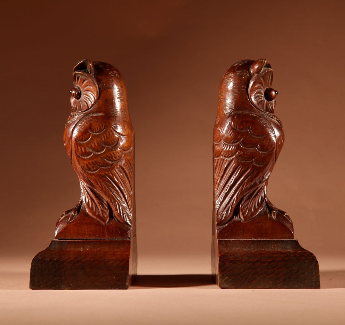 Paire de serre-livres en bois sculpté, représentant des hiboux, de grande taille et d'une forme-photo-1